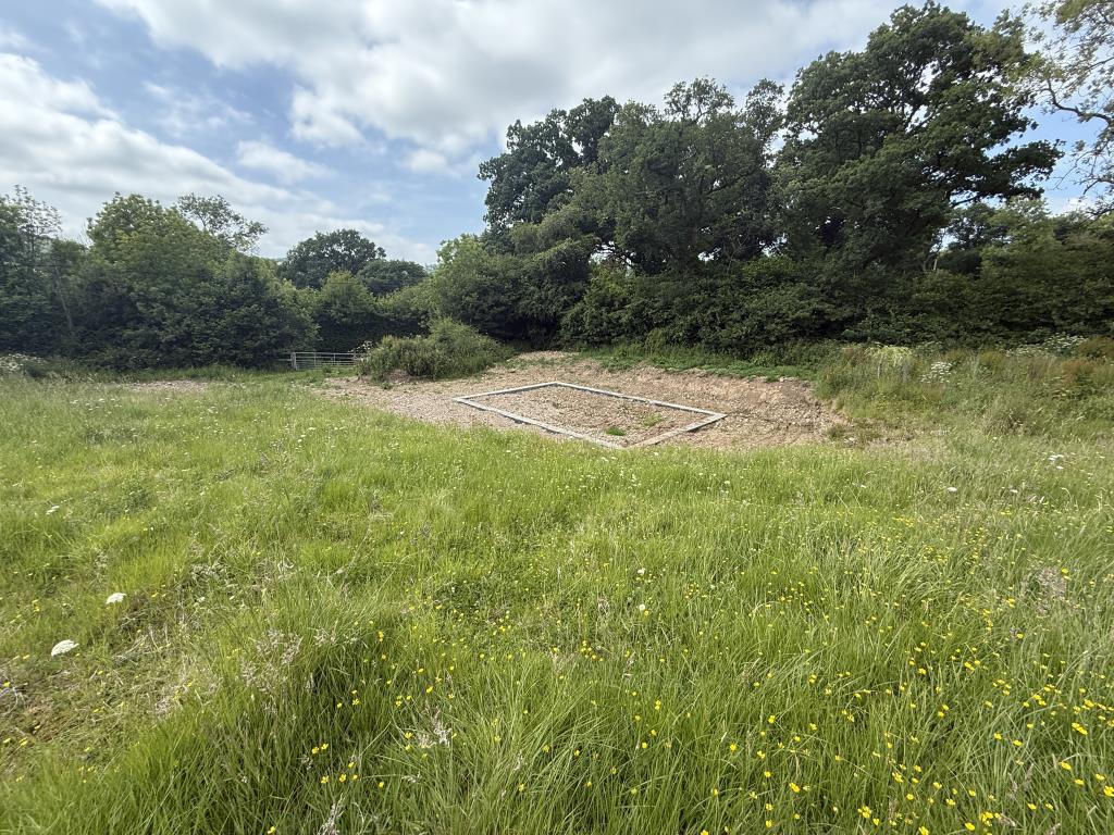Lot: 69 - 3.24 ACRES OF LAND WITH PLANNING FOR AGRICULTURAL BUILDING - WORKS COMMENCED - General view of footings and gate